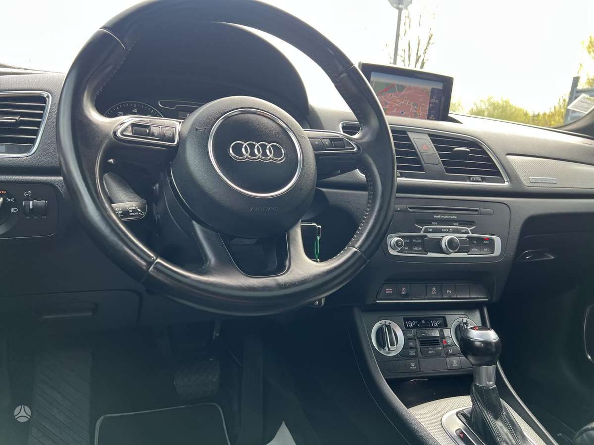 Audi Q3, 2.0 l., off-road / crossover
