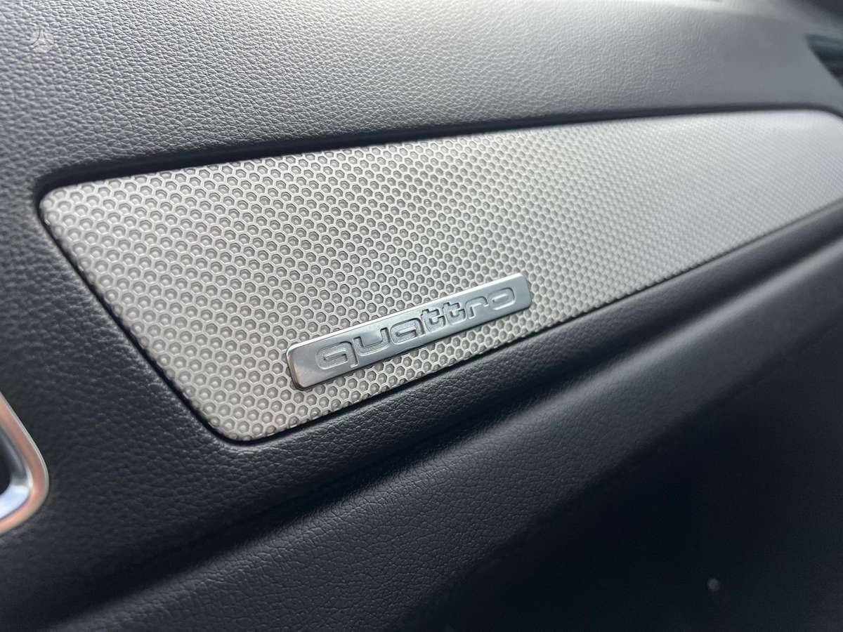 Audi Q3, 2.0 l., off-road / crossover