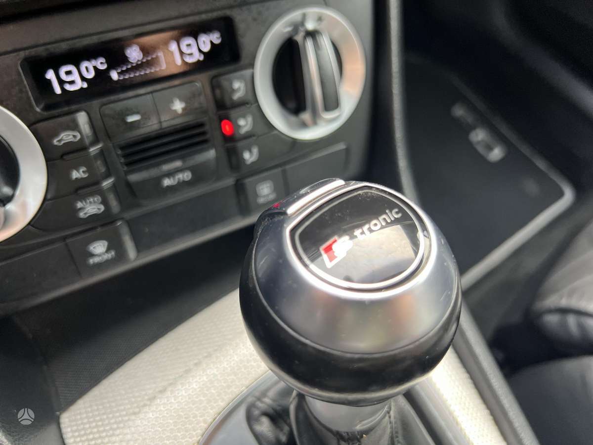 Audi Q3, 2.0 l., off-road / crossover