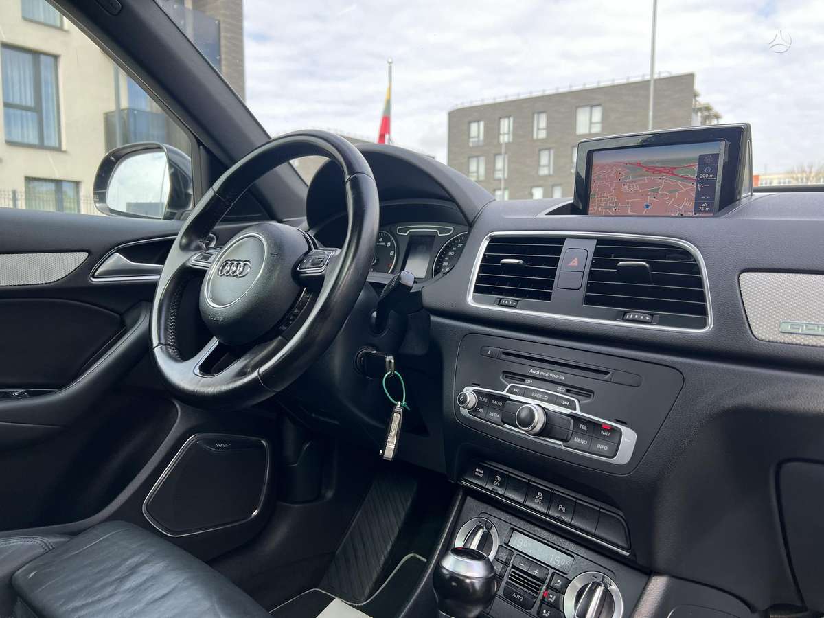 Audi Q3, 2.0 l., off-road / crossover