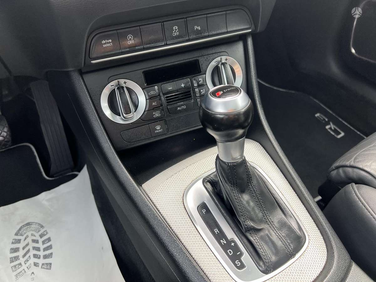 Audi Q3, 2.0 l., off-road / crossover