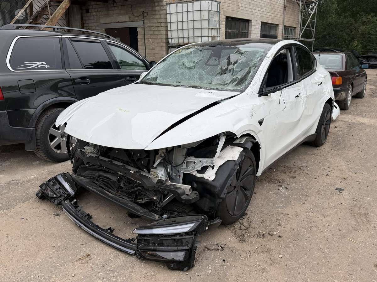 Tesla Model Y, 81 kWh, hatchback