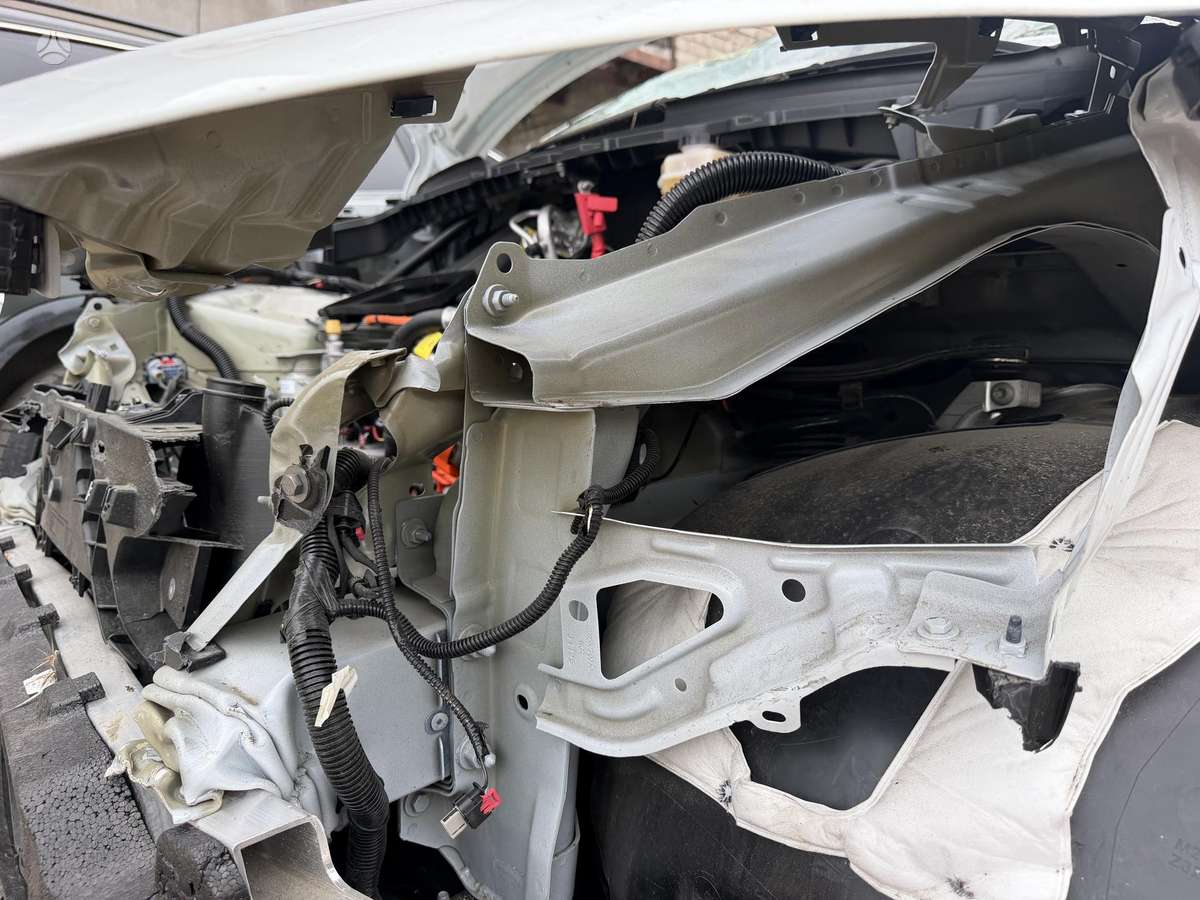 Tesla Model Y, 81 kWh, hatchback