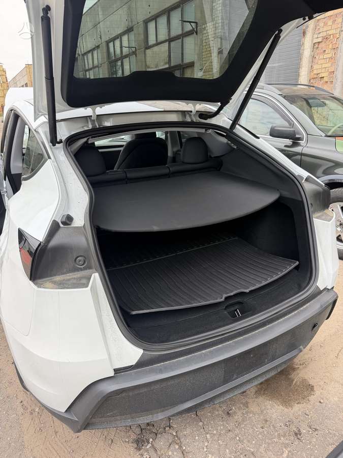 Tesla Model Y, 81 kWh, hatchback