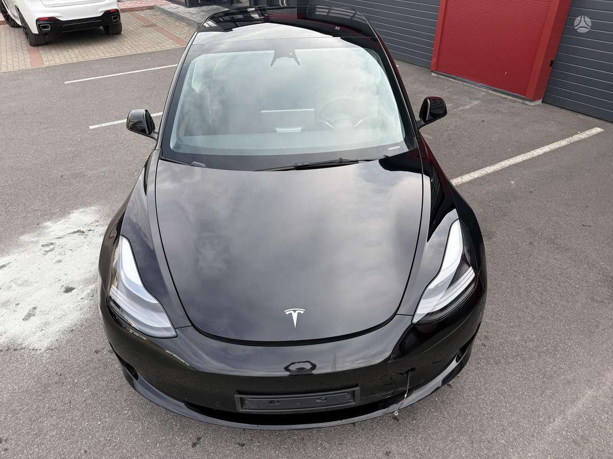 Tesla Model 3, sedanas
