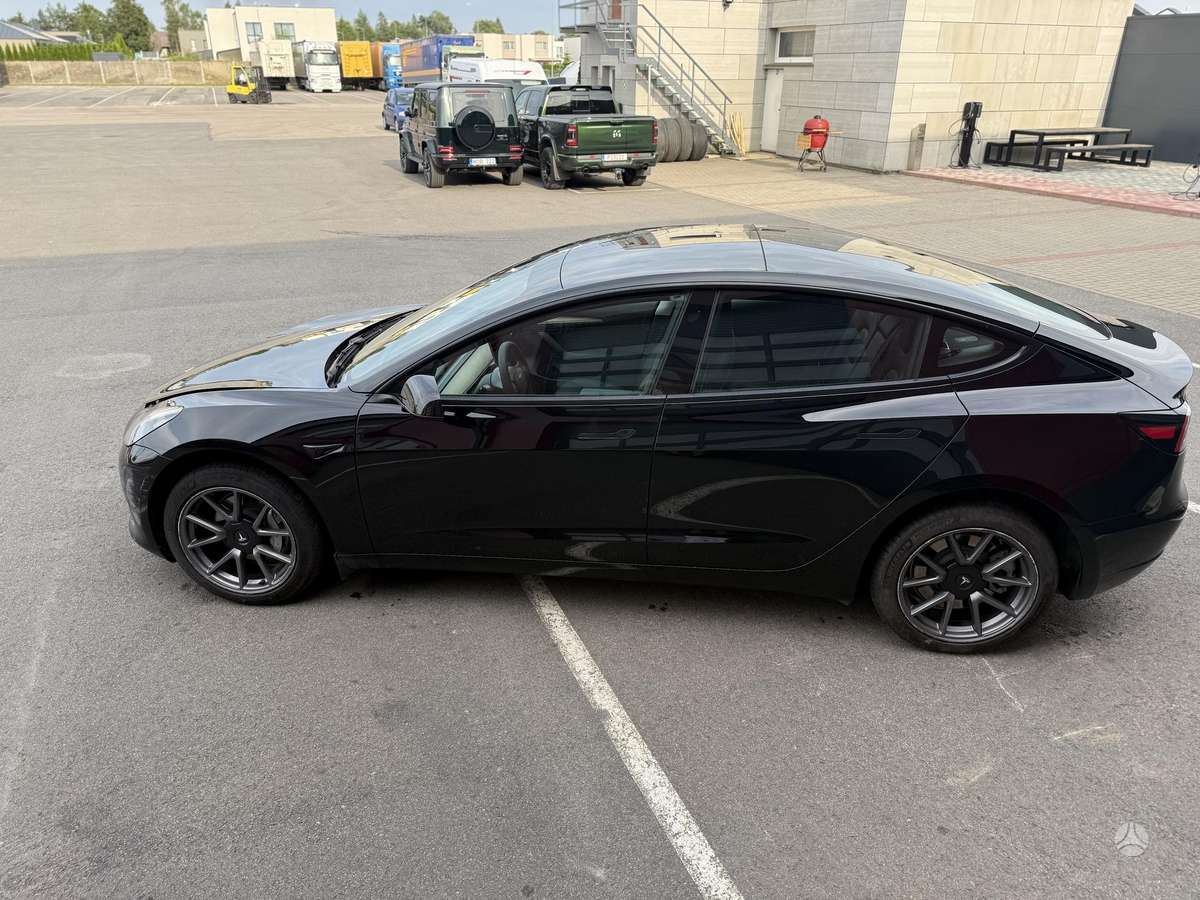 Tesla Model 3, sedanas