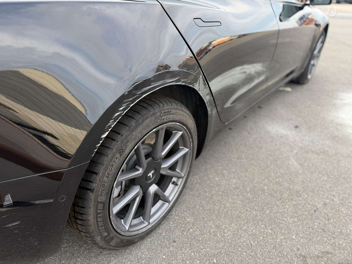 Tesla Model 3, sedanas