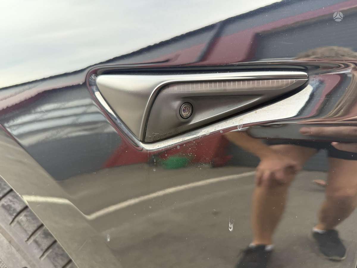 Tesla Model 3, sedanas