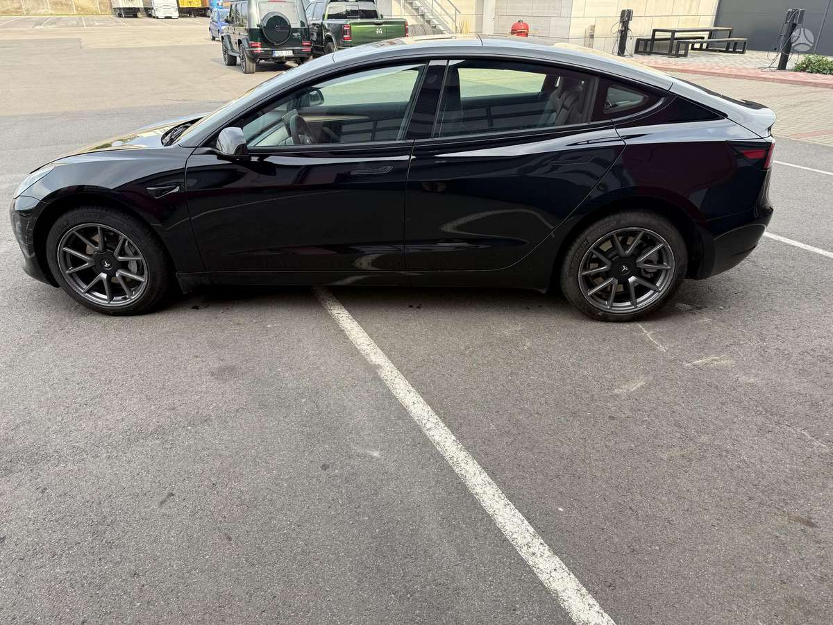 Tesla Model 3, saloon / sedan