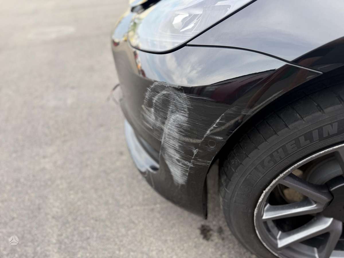 Tesla Model 3, sedanas