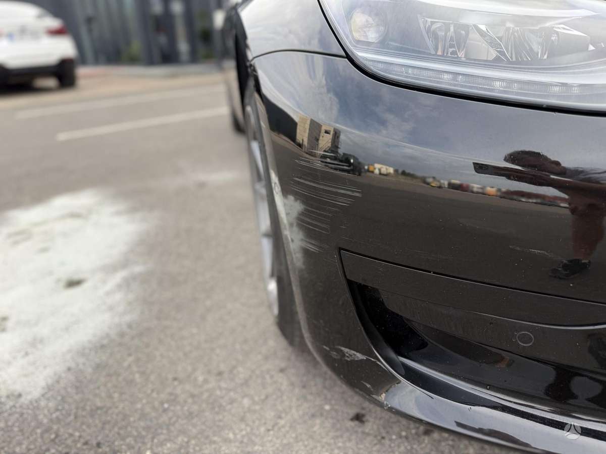 Tesla Model 3, sedanas