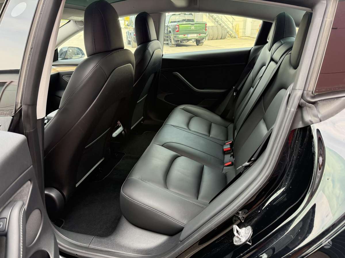 Tesla Model 3, sedanas