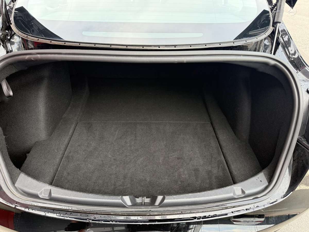 Tesla Model 3, sedanas
