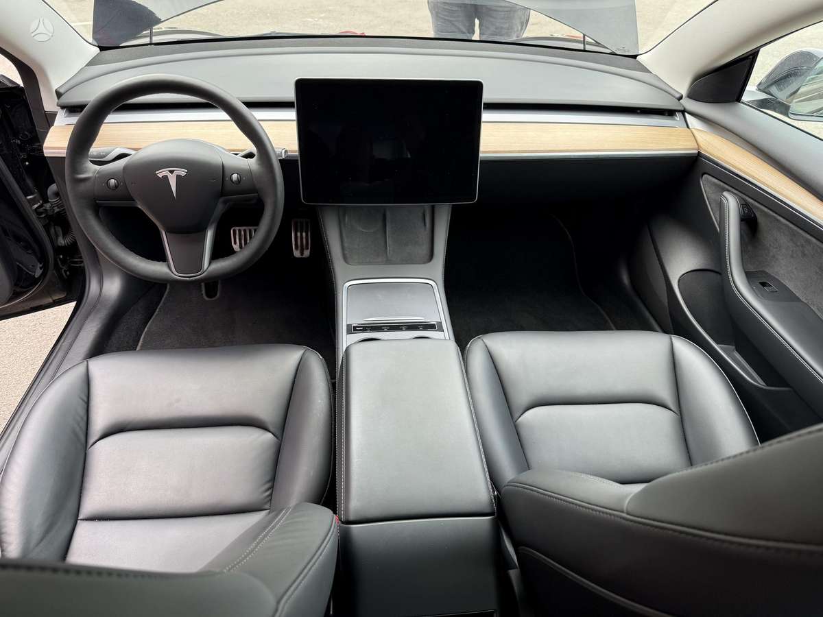 Tesla Model 3, sedanas