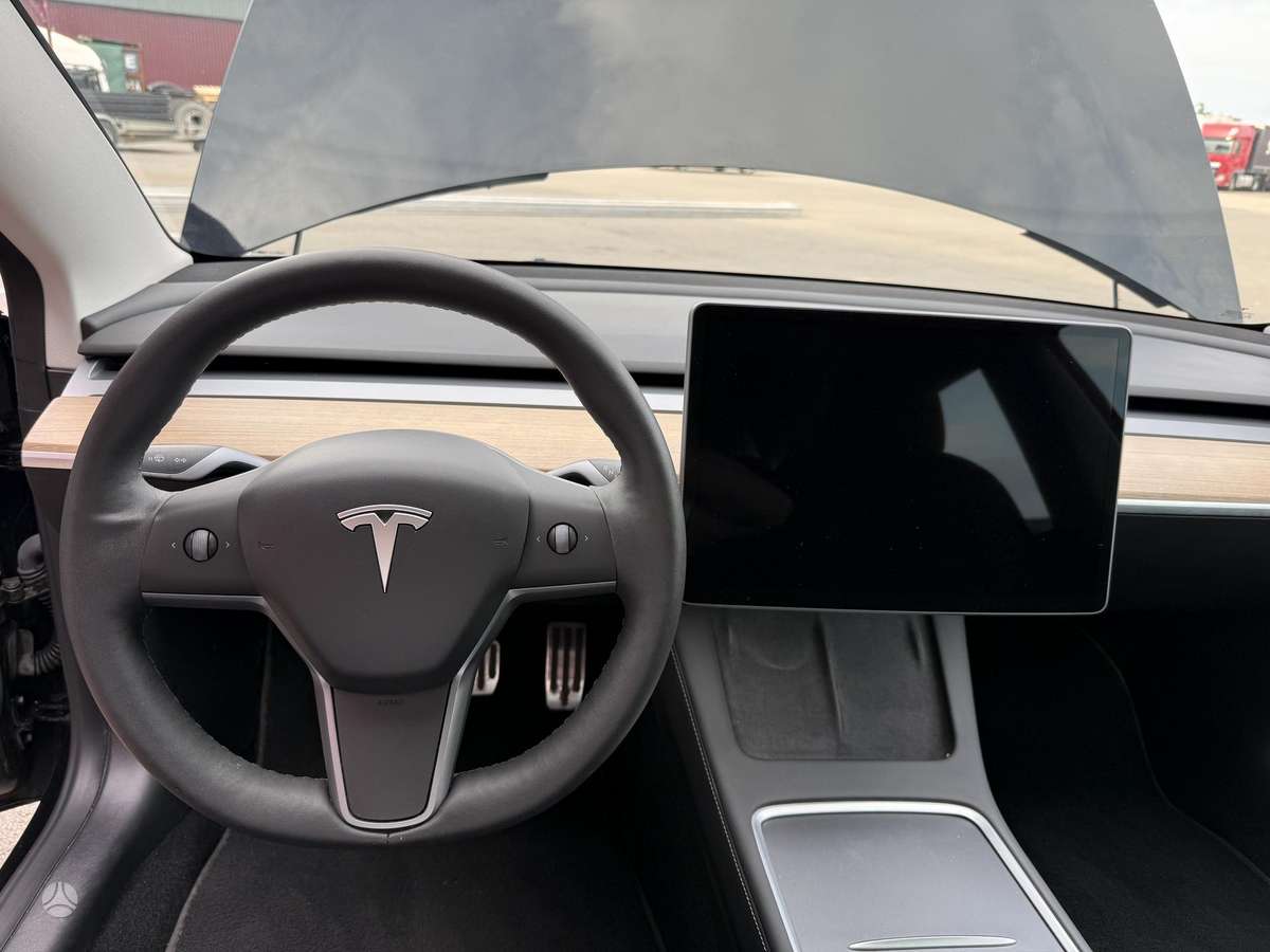 Tesla Model 3, sedanas