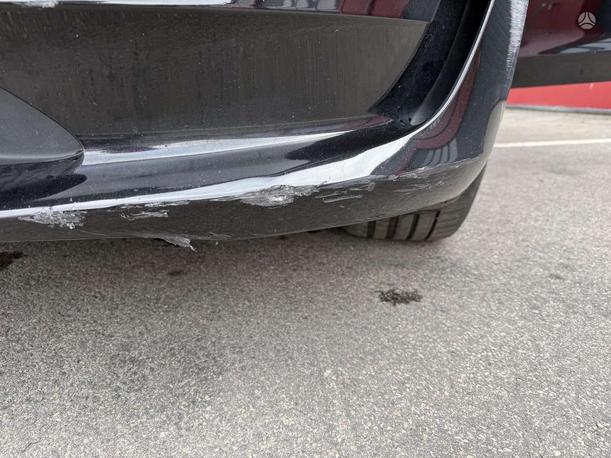 Tesla Model 3, sedanas