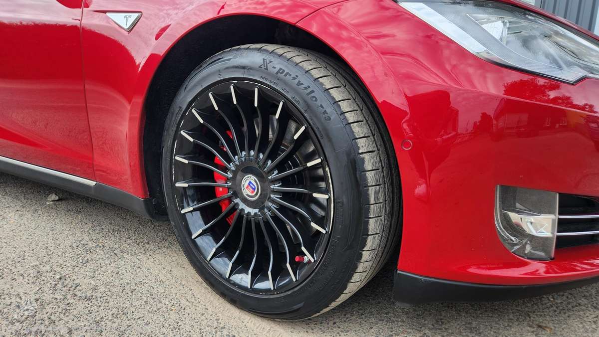 Tesla Model S - 3