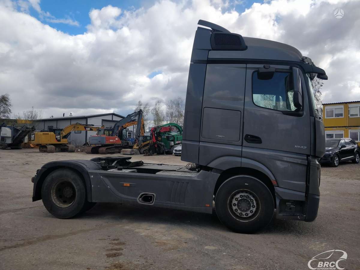 Mercedes-Benz 1842 Engine defect, double sleeper