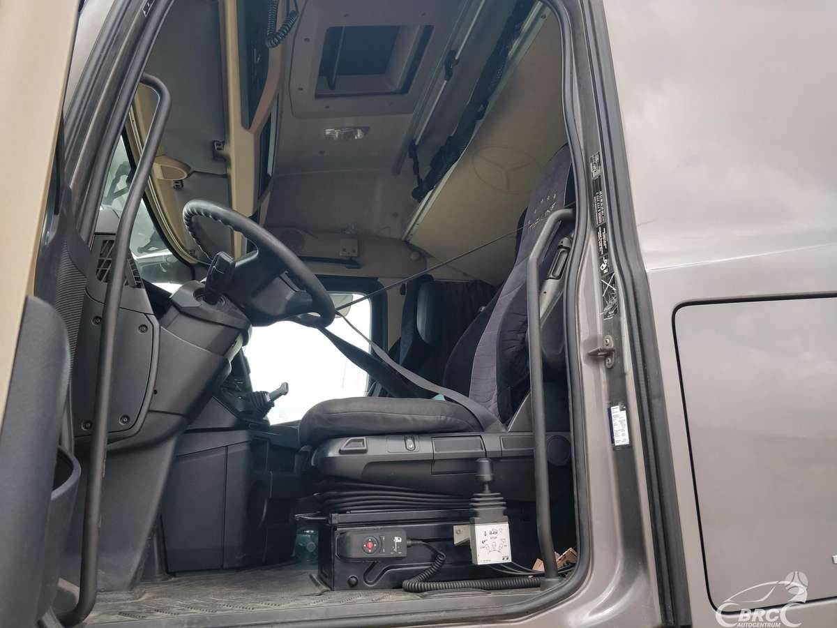 Mercedes-Benz 1842 Engine defect, double sleeper