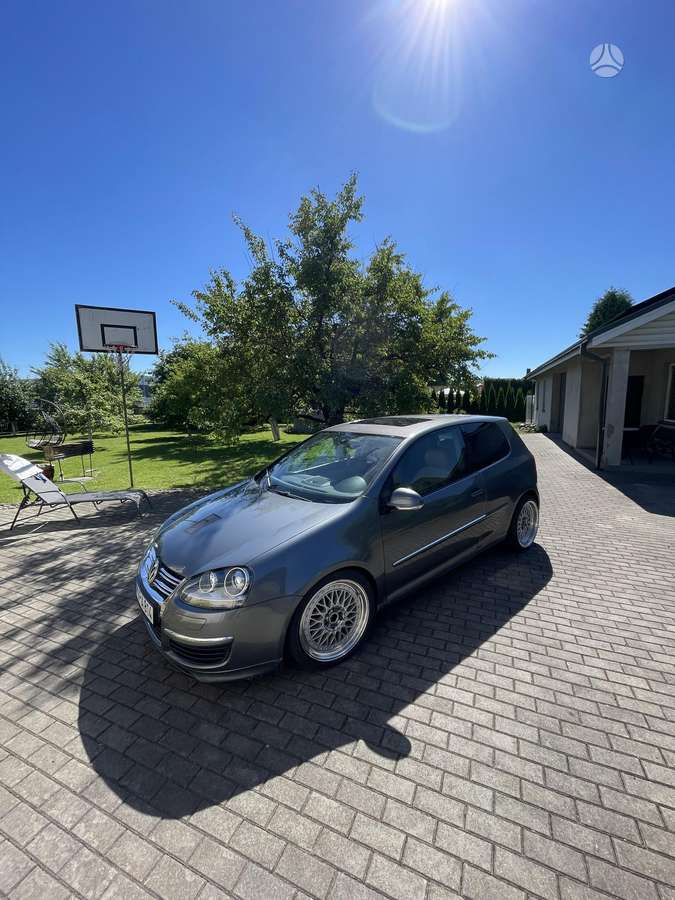 Volkswagen Golf - 1