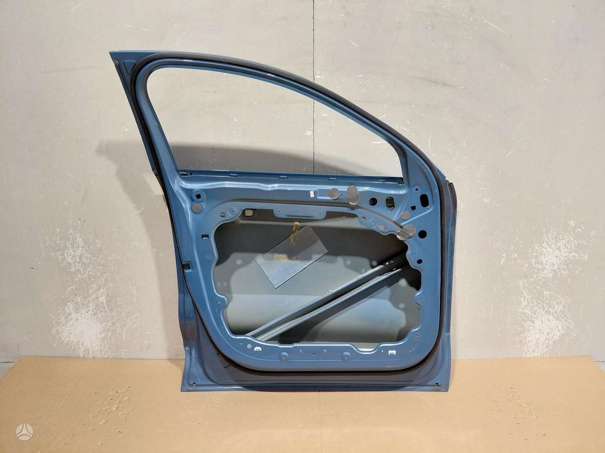 Volvo C40 двери