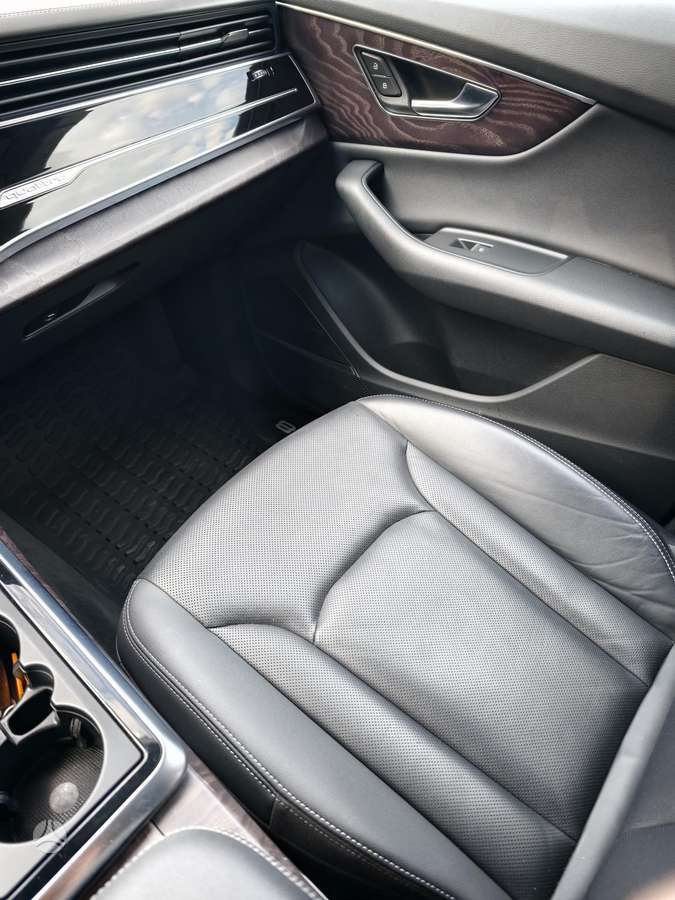 Audi Q8, 3.0 l., off-road / crossover