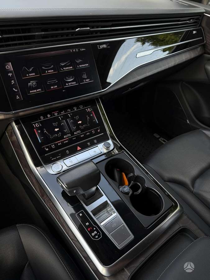 Audi Q8, 3.0 l., off-road / crossover