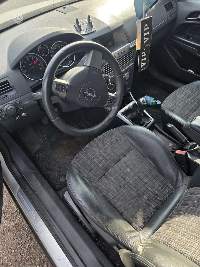 Opel Astra dalimis
