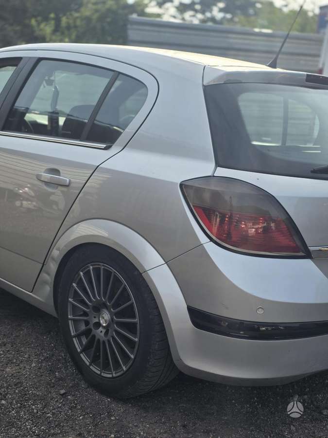 Opel Astra dalimis