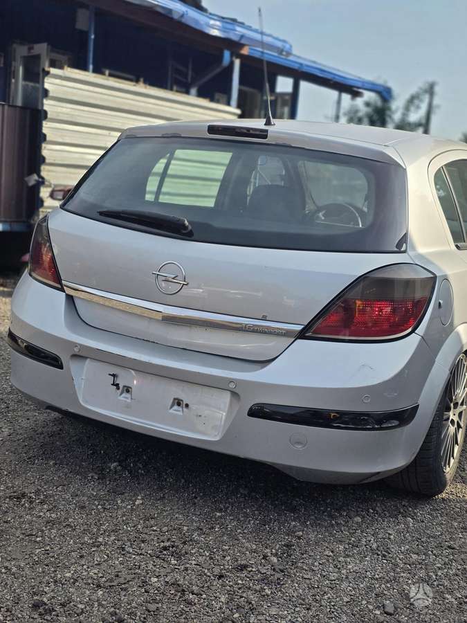 Opel Astra dalimis