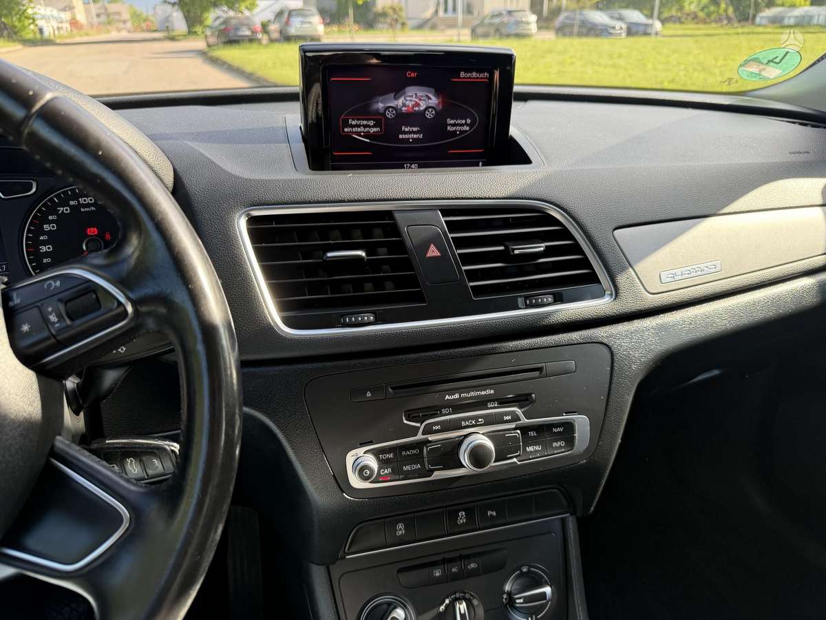 Audi Q3, 2.0 l., off-road / crossover