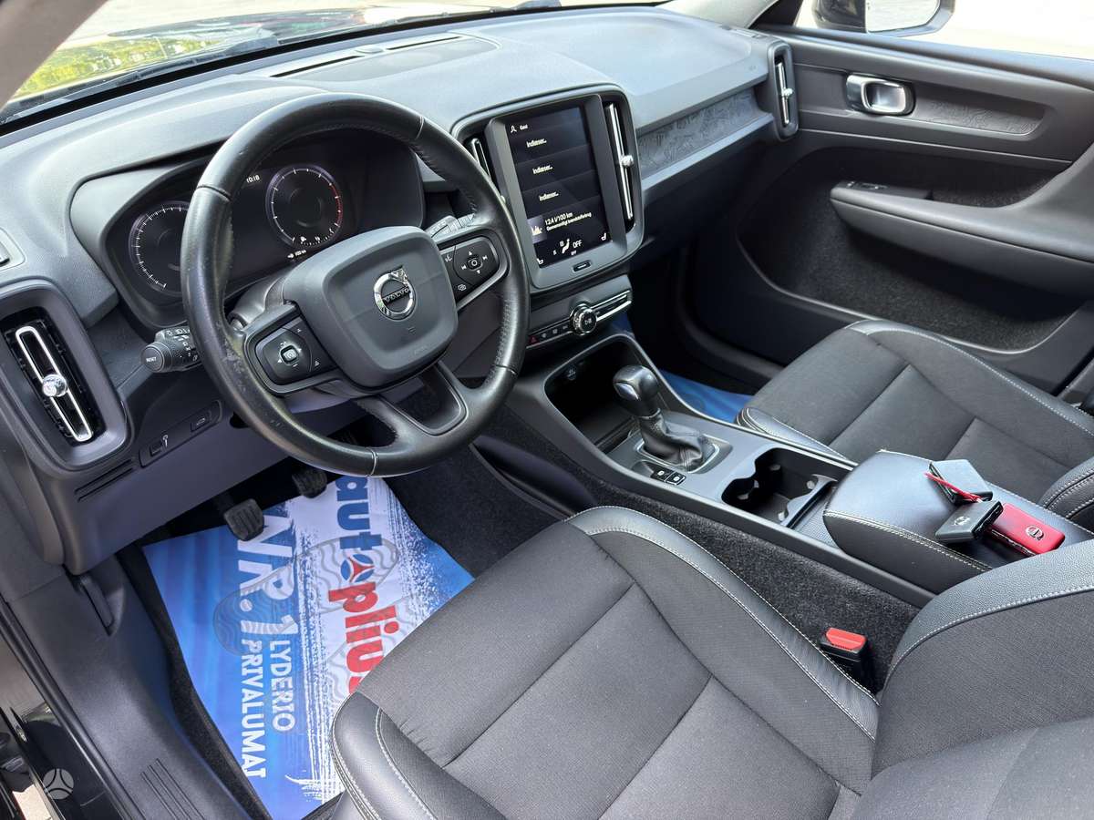 Volvo XC40, 2.0 l., off-road / crossover