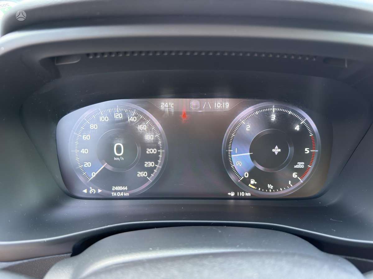 Volvo XC40, 2.0 l., off-road / crossover