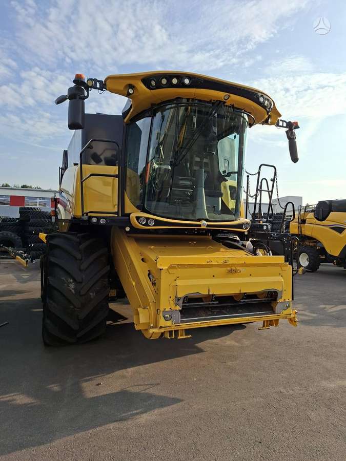 New Holland CX 8.70, combine harvesters