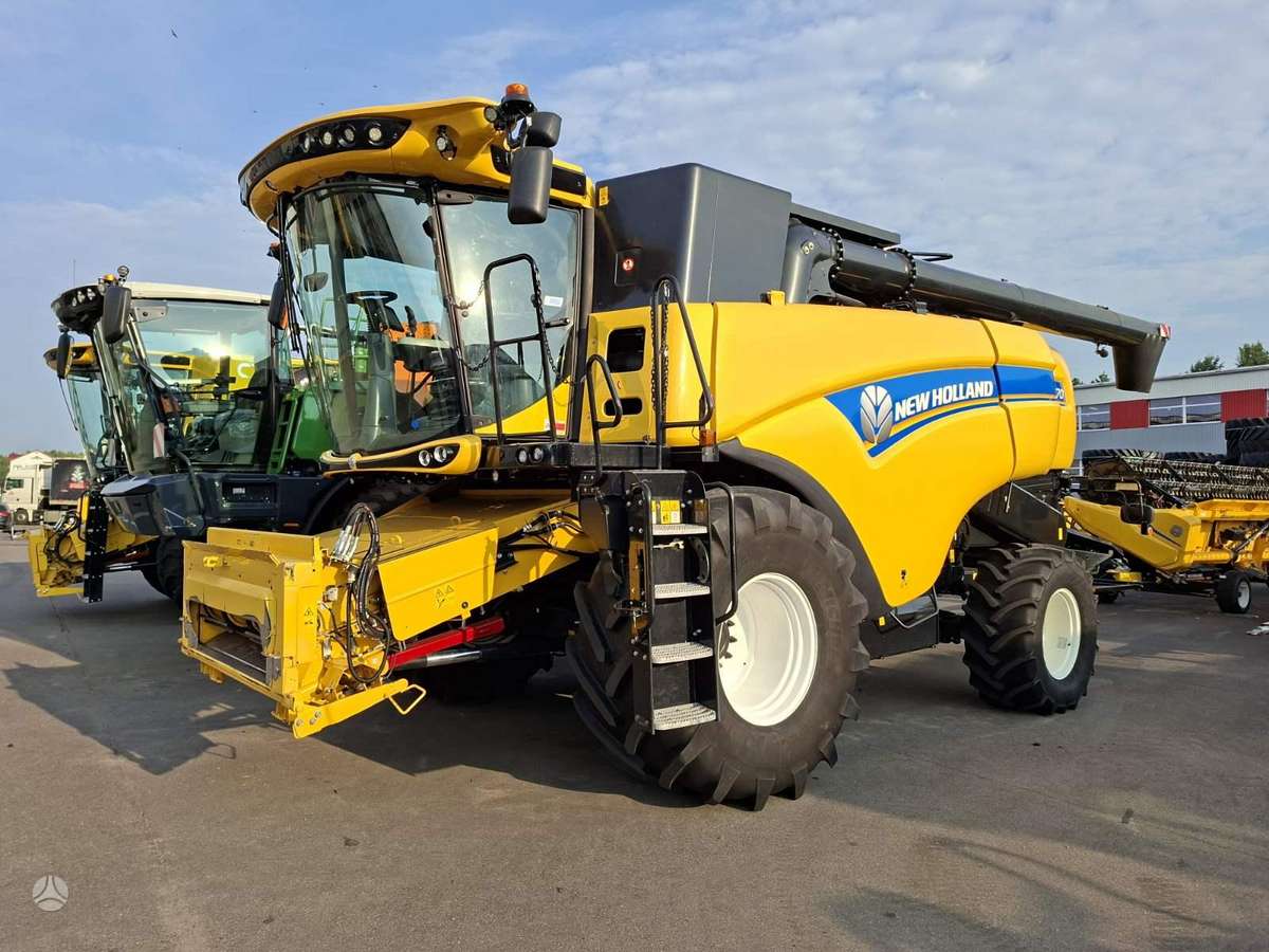 New Holland CX 8.70, combine harvesters