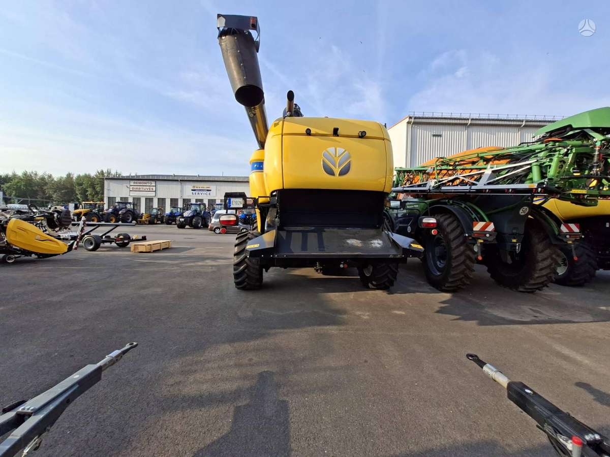 New Holland CX 8.70, combine harvesters