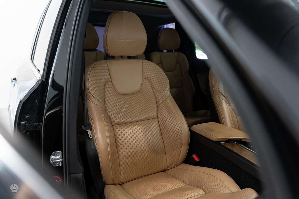 Volvo XC90, 2.0 l., off-road / crossover