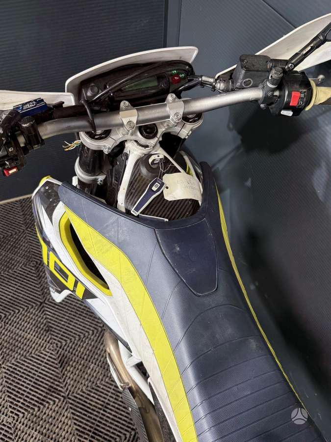 Husqvarna SM 701cc, supermoto