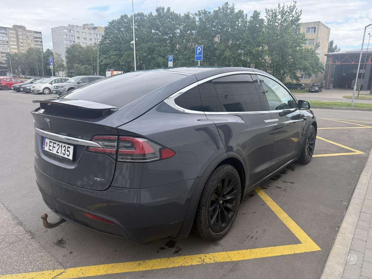 Tesla Model X - 3