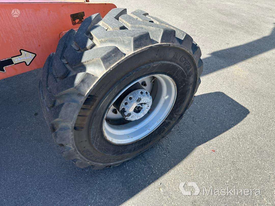 JLG 460SJ, articulated lifts