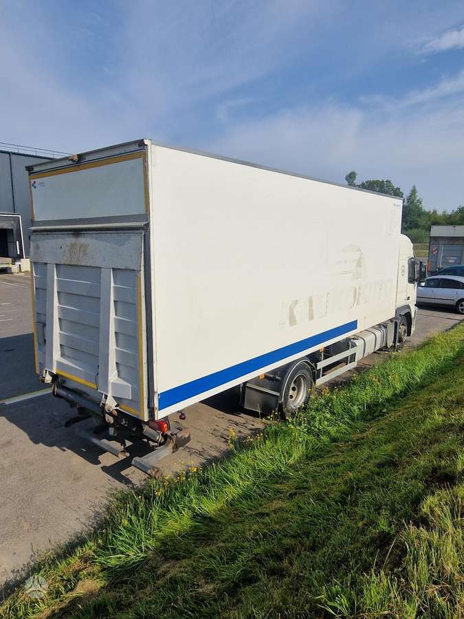 Volvo FM 330, box trucks / box vans
