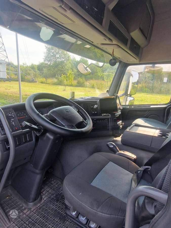 Volvo FM 330, box trucks / box vans