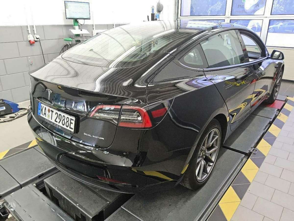 Tesla Model 3, hatchback
