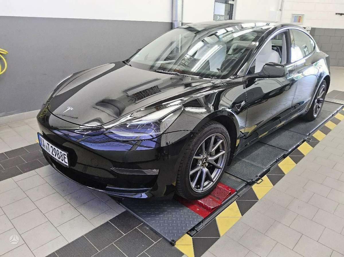 Tesla Model 3, hatchback
