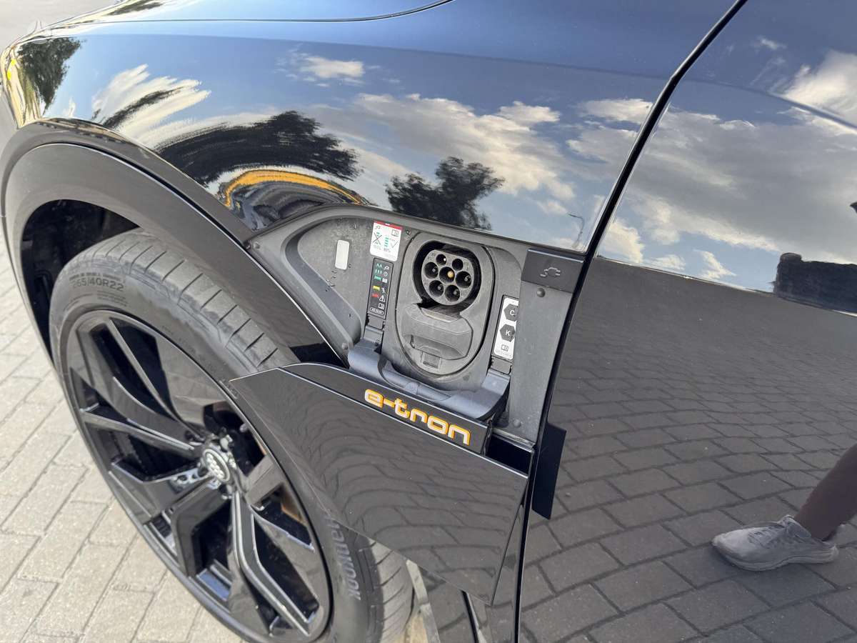 Audi e-tron, 95 kWh, off-road / crossover
