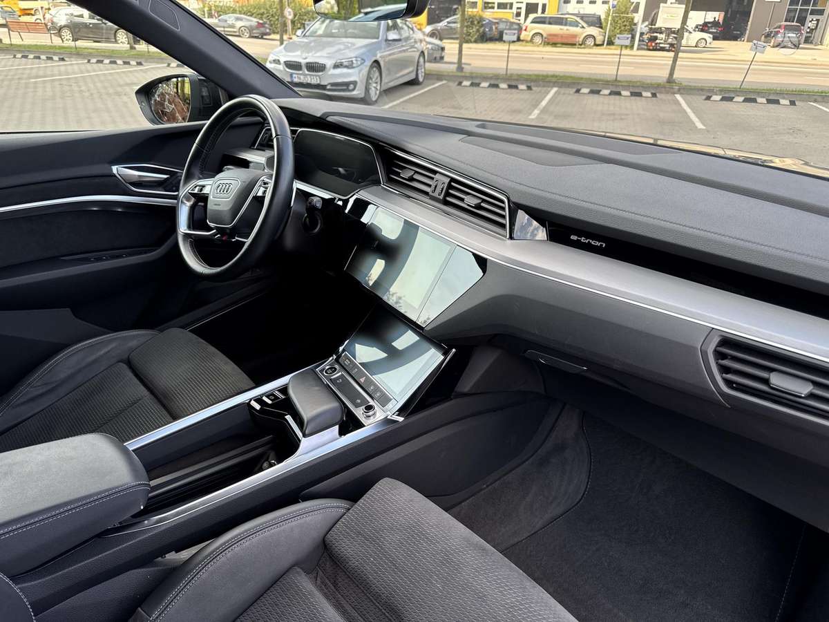 Audi e-tron, 95 kWh, off-road / crossover