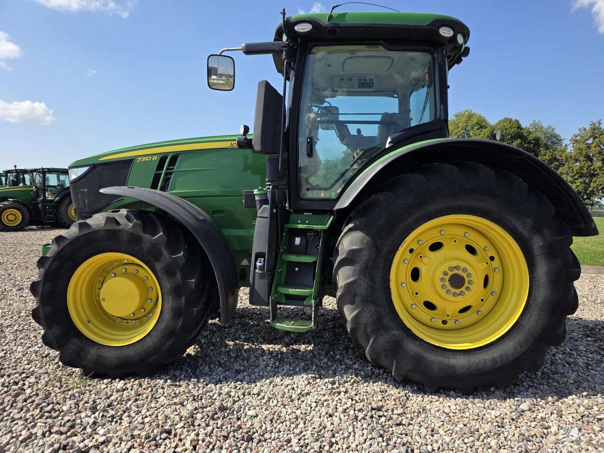 John Deere 7310R, tractors
