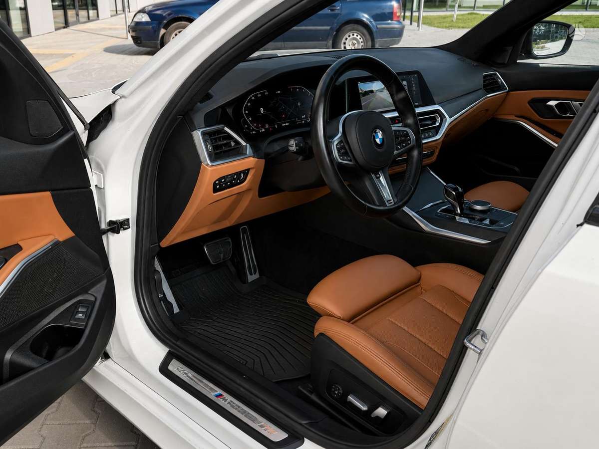 BMW 330, 2.0 l., Седан