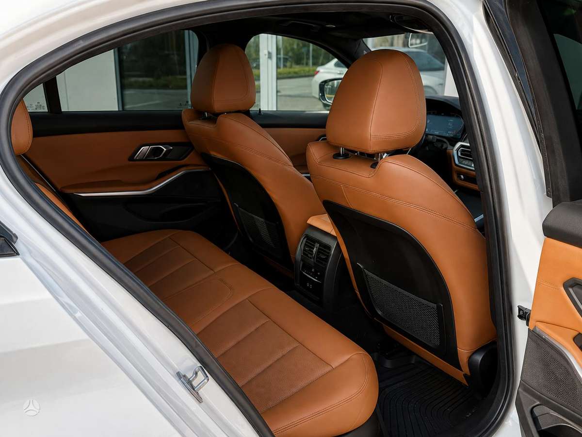 BMW 330, 2.0 l., Седан