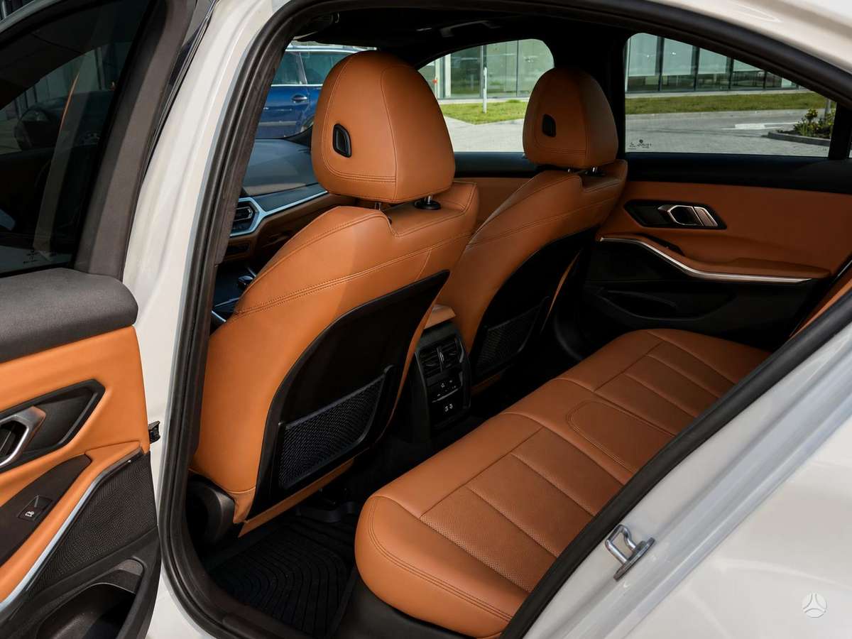 BMW 330, 2.0 l., Седан